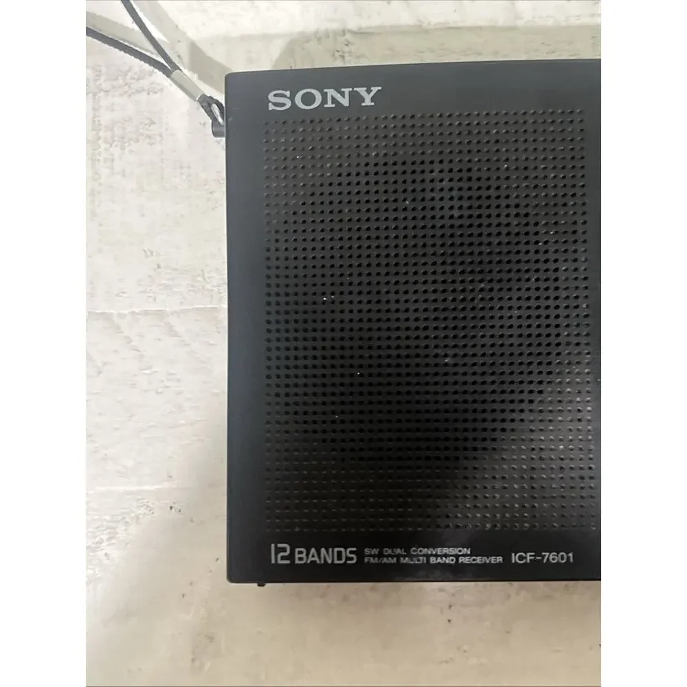 Sony ICF-7601 Portable World Radio Receiver 12 Bands . Tested Works Read Disc